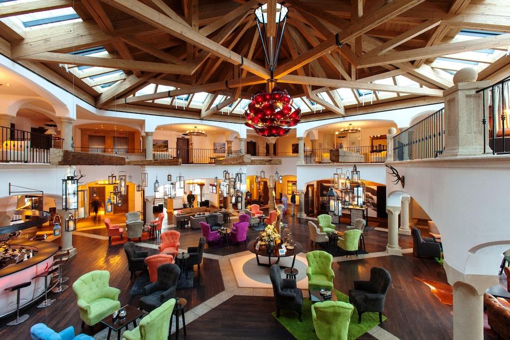 Schlosshotel Kitzbuehel A-Rosa Collection ภายนอก รูปภาพ The lobby of the hotel