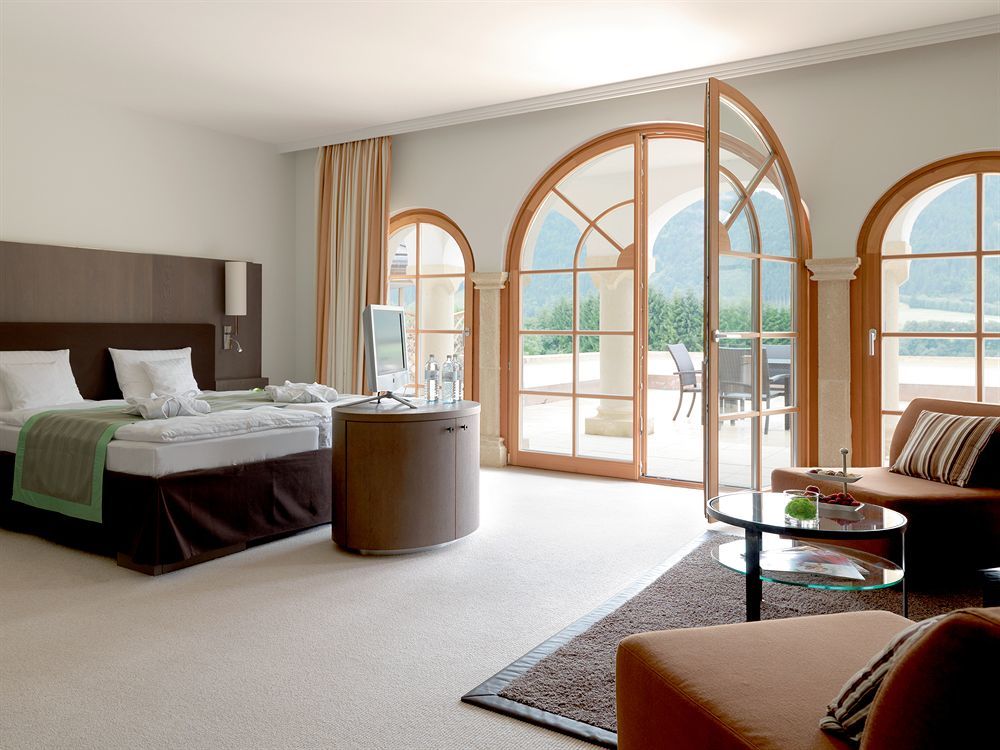 Schlosshotel Kitzbuehel A-Rosa Collection ภายนอก รูปภาพ A room at the Hotel Axelmannstein