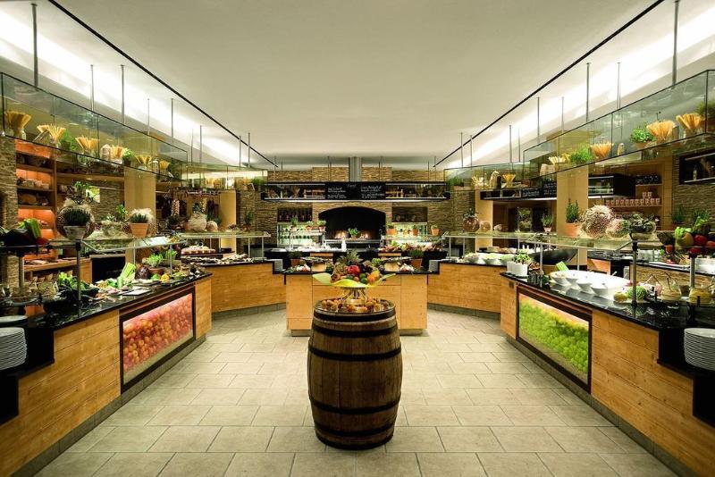 Schlosshotel Kitzbuehel A-Rosa Collection ภายนอก รูปภาพ The salad bar at Seasons 52