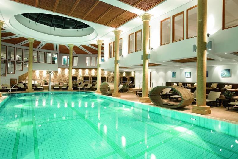 Schlosshotel Kitzbuehel A-Rosa Collection ภายนอก รูปภาพ The swimming pool at the hotel