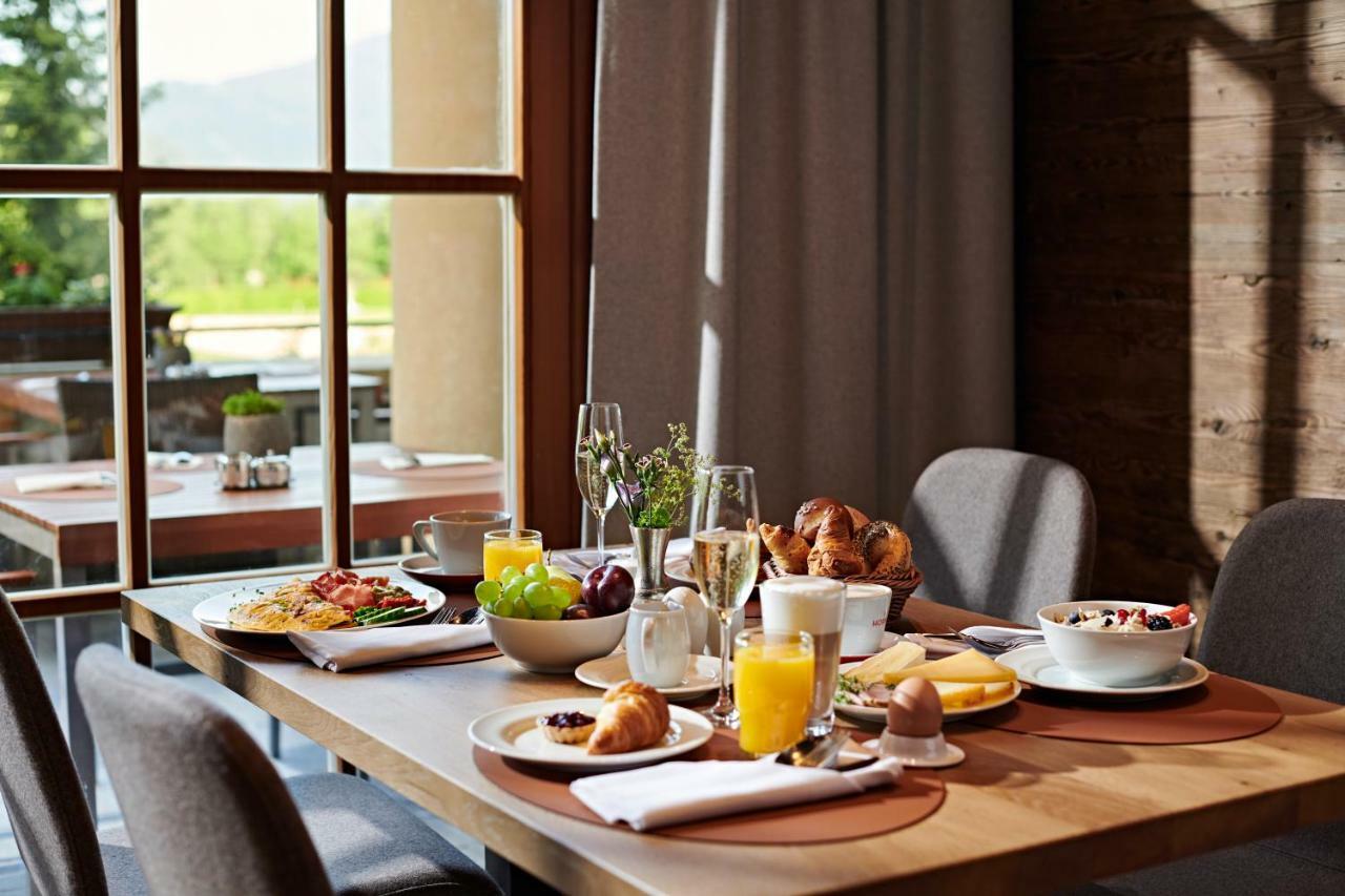 Schlosshotel Kitzbuehel A-Rosa Collection ภายนอก รูปภาพ Breakfast table